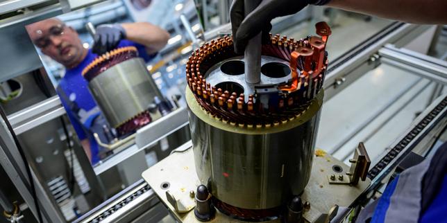 Automobile : l’Europe acte la fin du tout-électrique en 2035 afin de soutenir son industrie