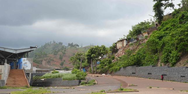 A Mayotte, un an après Chido : dans le bidonville de Kawéni, sécuriser les cases en tôle plutôt que les raser